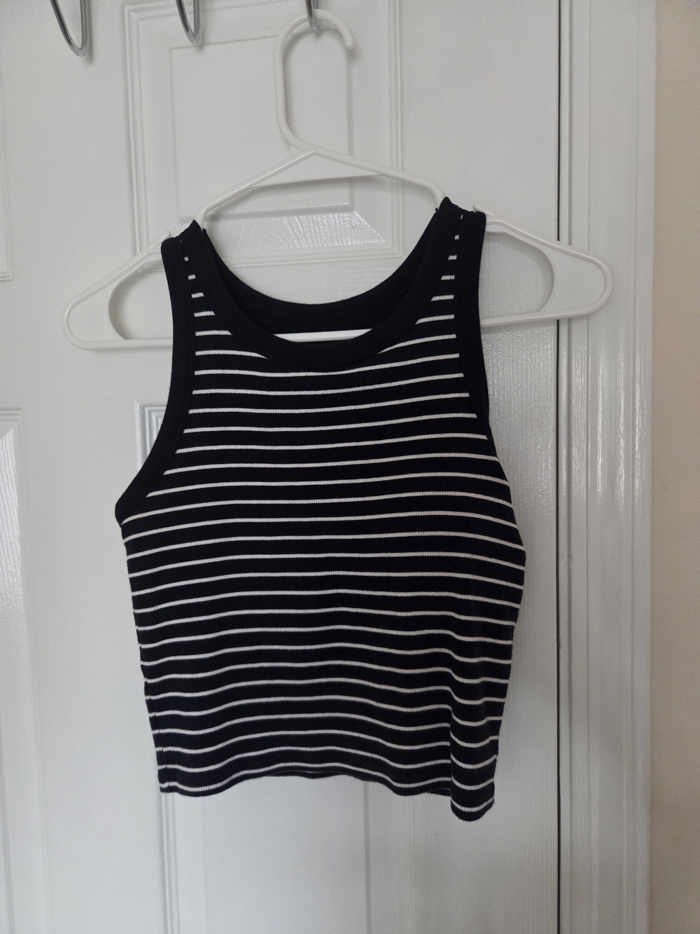 Uniqlo Black & White Cropped Ribbed Striped Tank (Bra Padding)